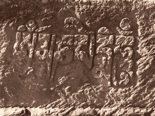 Un bajorrelieve que representa una escritura que a primera vista recuerda al alfabeto cúfico