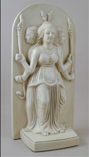 Relieve en el cual se representa a Hécate como tres doncellas que se dan mutuamente la espalda,  portando antorchas. Metropolitan Museum of Art, New York