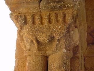 Capitel geminado en el cual todo un lateral se encuentra cubierto por un extraño ser cuadrúpedo con siete cabezas coronadas por cuernos