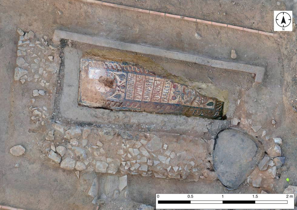 Lauda sepulcral realizada en mosaico de un diácono de época visigoda
