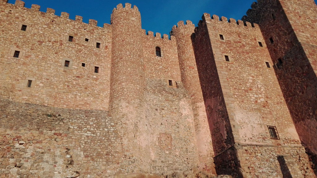 El extremo sur del lienzo de murallas oeste del castillo, con un par de esbeltos torreones circulares separados por un lienzo muy corto de muralla 