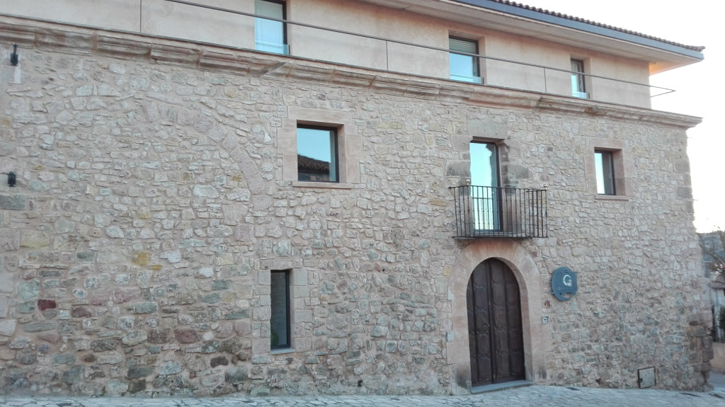Fachada principal del Hostal Doña Blanca, mostrando a la izquierda
   de la imagen una serie de dovelas empotradas en el muro como resto de una gran puerta desaparecida