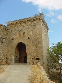 Una de las antiguas puertas de la villa, un torreón con arco apuntado y barbacana, que obliga a girar en ángulo recto para entrar, una medida frecuente para dificultar los asaltos