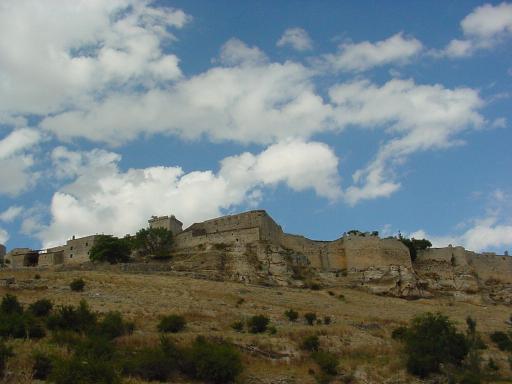 Vista de la villa desde el oeste, mostrando la muralla circundante sobre un fondo de nubes