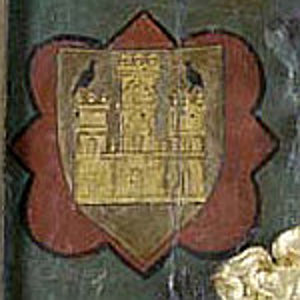 Escudo que muestra una torre gruesa con tres pequeñas torrecillas que la coronan. Sobre las dos laterales se posan dos grajos negros. El castillo es de oro y verde el fondo del escudo