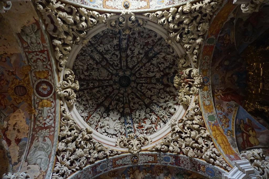 La cúpula de la capilla, con una abigarrada composición de relieves en estuco con el fondo pintado