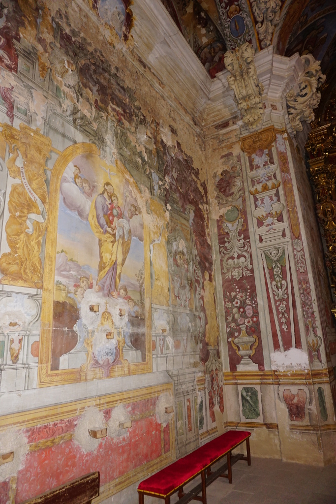 Frescos del lateral izquierdo de la capilla del Rosario, donde se aprecian los encastres de las vigas que sostenían uno de los retablos neoclásicos que taparon hasta fechas recientes parte de los frescos