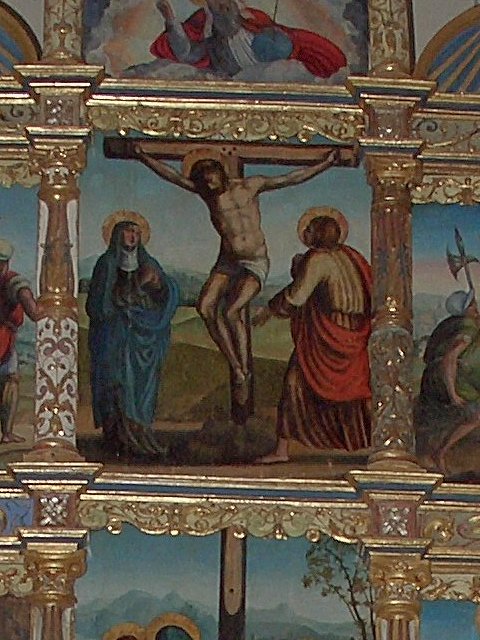 Escena de la Crucifixión, con Jesús crucificado con la Virgen María y San Juan flanqueándolo