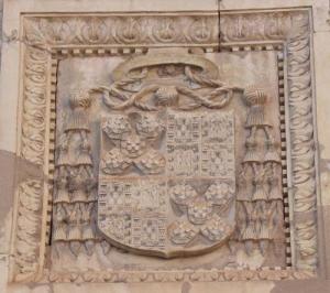 Escudo en piedra de D. Fadrique de Portugal. Existen dos ejemplares, uno en el tímpano de



 la iglesia de Santiago y el representado aquí, en la fachada del actual convento de La Alameda