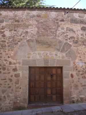 Foto de la antigua puerta del convento, en la actualidad. Se ha reducido el vano



 de la puerta, sustituyendo un dintel rectangular al antiguo arco. El escudo que coronaba



 la puerta fue arrancado y macizado el hueco.