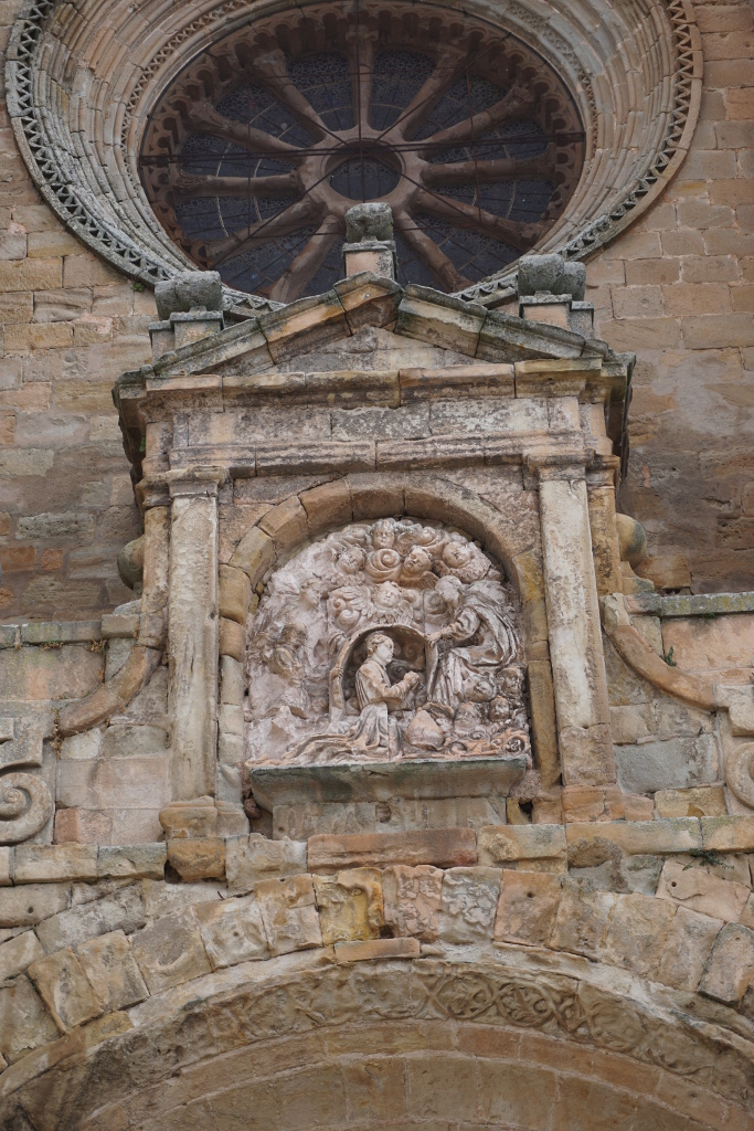 Bajorrelieve en mármol existente sobre la Puerta de los Perdones de la catedral de Sigüenza, representando a la Virgen María imponiendo la casulla a San Ildefonso