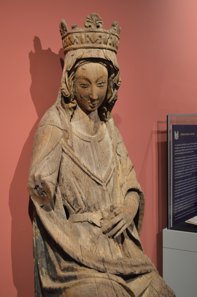 Vista frontal del torso de la imagen. Se aprecia que la Virgen mira a un objeto situado a su derecha y ligeramente por debajo de sus ojos. Falta el antebrazo derecho