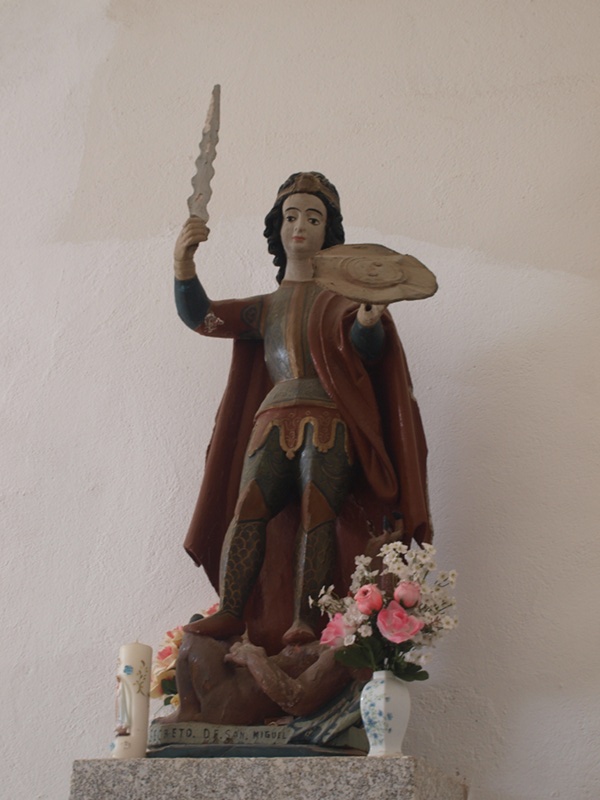 El arcángel San Miguel representado como un caballero del siglo quince armado con espada flamígera y escudo, con el diablo con forma humana a sus pies