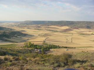 Vista desde el sur del emplazamiento de Séñigo, con el amplio valle que se extiende frente al mismo