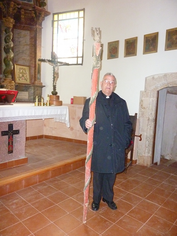 El báculo de Moratilla en 2010, fotografiado en el presbiterio de la iglesia