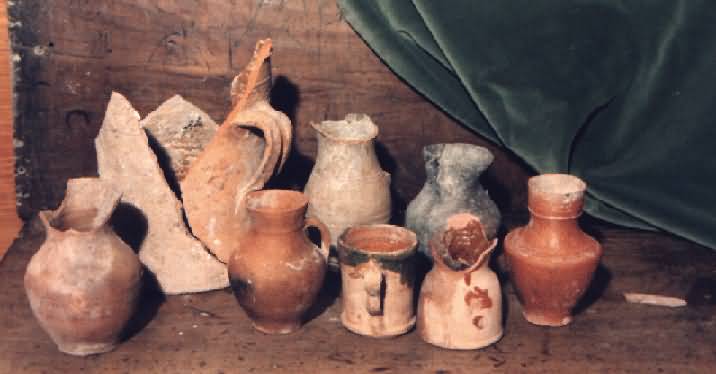 Collection of pottery from the old prison of Sigüenza/Colección de cerámica procedente de la antigua prisión de Sigüenza