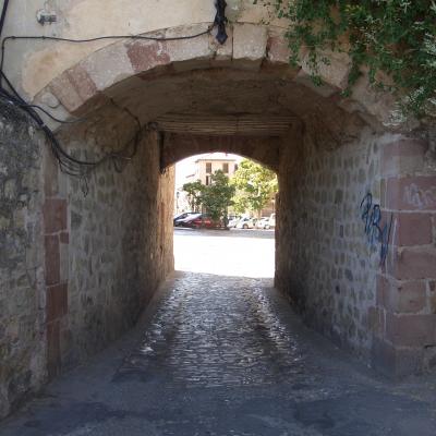 La Puerta del Toril vista desde el emplazamiento del antiguo Acueducto de los Arcos