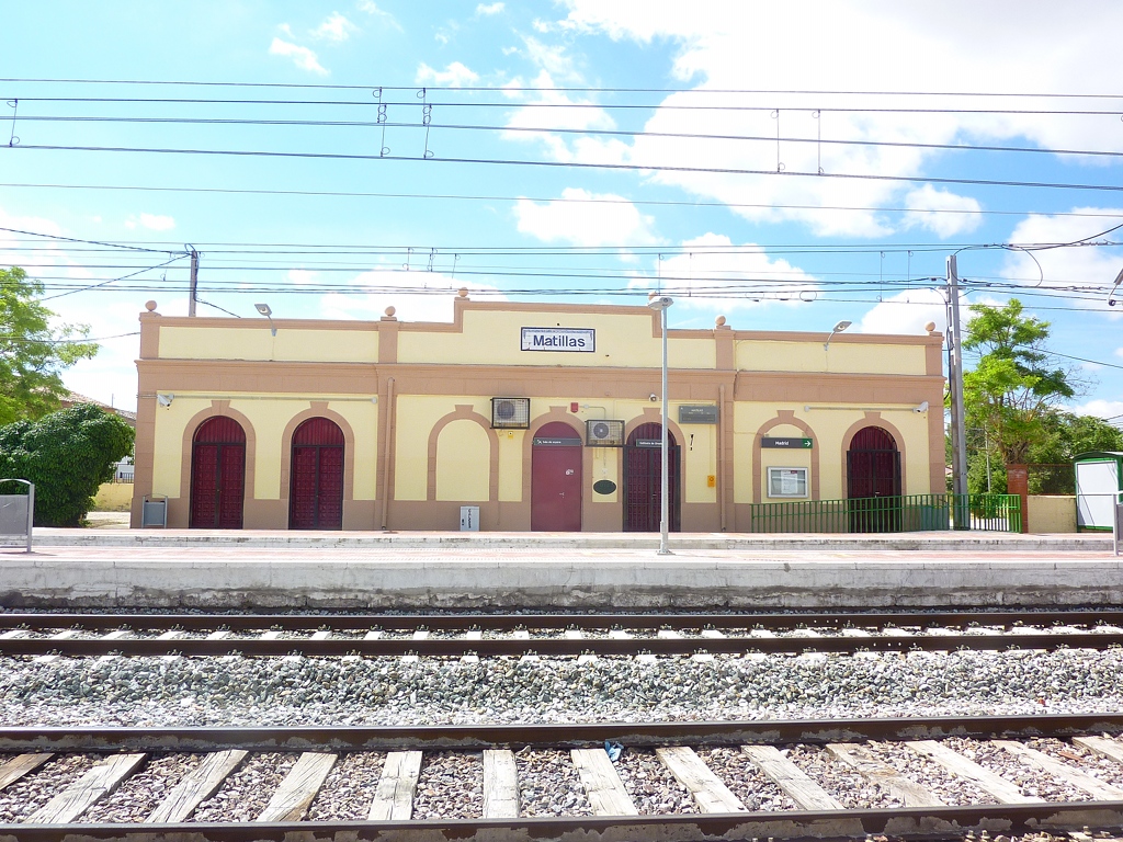 La estación de ferrocarril de Matillas, construcción de una sola planta con tres cuerpos, con tres puertas el central y dos puertas cada uno de los laterales