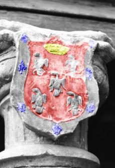 El escudo existente en el patio de la casa del Portal Mayor, con falso color