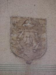 Escudo en alabastro situado en la calle Carnicería de Jadraque
