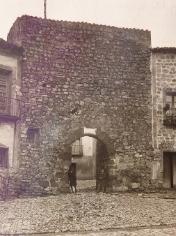 View of the Portal Mayor gate in the beginning of the XX c./Vista del exterior de la puerta de la muralla conocida como Portal Mayor, a principios del siglo XX
