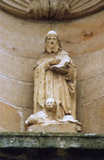 Imagen de San Jerónimo, vestido con hábito monacal, capelo en el suelo. Sostiene en su mano izquierda un libro y a sus pies descansa un león