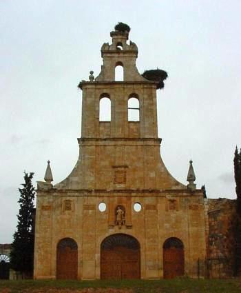 Fachada principal del convento en ruinas de San Francisco, en Ayllón, de imponentes dimensiones, coronada por una airosa espadaña