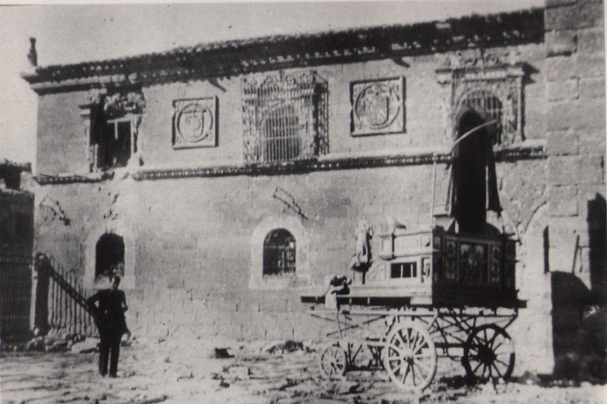 Vista del atrio de la catedral en octubre de 1938, con la maltrecha carroza de la Virgen de la Mayor
