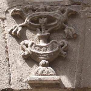 Escudo en dintel puerta de la calle Arcedianos