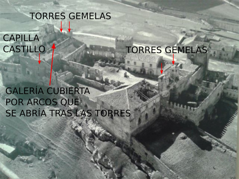 Vista aérea del castillo en ruinas destacando las torres que flanqueaban la entrada de poniente y la nave que se abría frente a la misma