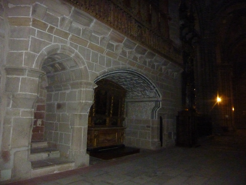Una vista del lado norte del trascoro, donde se aprecia una capilla con retablo flanqueada 
   por ambos lados por pequeñas puertas